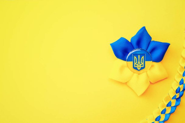 Ukrajina symbol pozadí. Ukrajinský symbol květinového trojzubce izolovaný na žlutém praporu. Podporovat koncept Ukrajiny - Fotografie, Obrázek