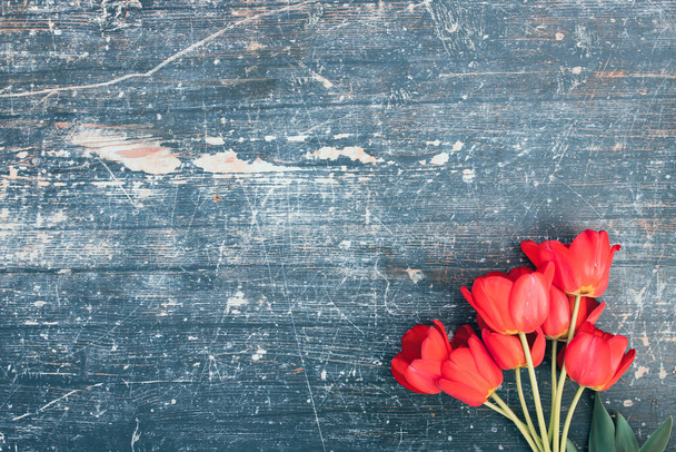 Tulips on wooden background with space for message. Mother's Day background. Top view - Foto, imagen