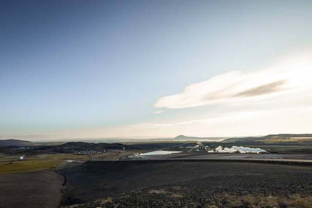 Pohled na termoelektrickou geotermální elektrárnu v blízkosti Krafla, Island s viditelnými trubkami, scenérií, jezerem, věží, chladící věží a dalšími věcmi. - Fotografie, Obrázek