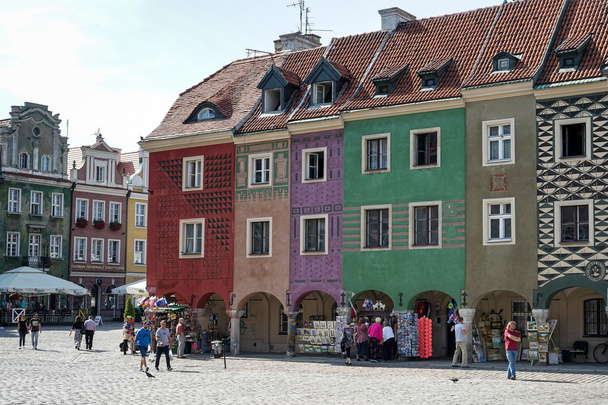 Rij van veelkleurige huizen in Poznan - Foto, afbeelding