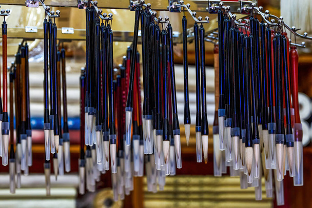 Primo piano di vari pennelli tradizionali cinesi venduti sul mercato - Foto, immagini