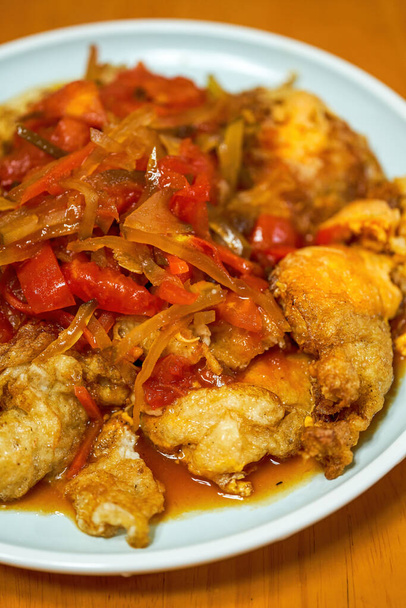 Un delicioso plato chino de estilo casero, huevos fritos con cinco sauces - Foto, Imagen