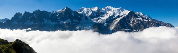 Panoramatický pohled na Mont Blanc v Chamonix, francouzské Alpy - Fran - Fotografie, Obrázek