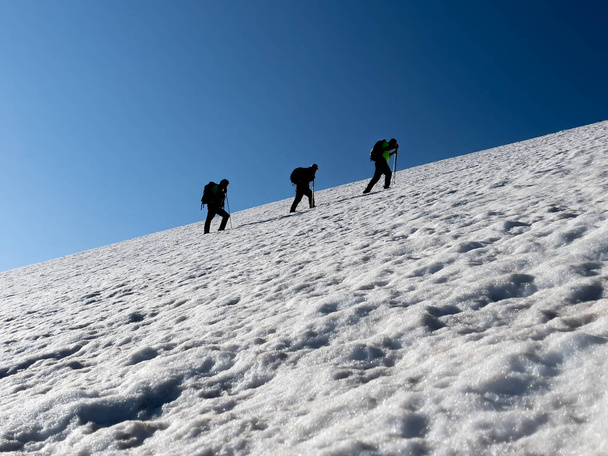 la montée au sommet du petit groupe compatible d'alpinistes en mai - Photo, image