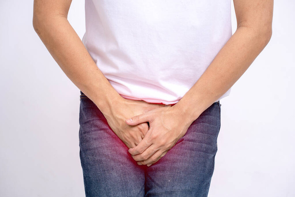Douleurs dans la prostate, les personnes souffrant de prostatite ou de maladies vénériennes. isolé sur un fond blanc - Photo, image