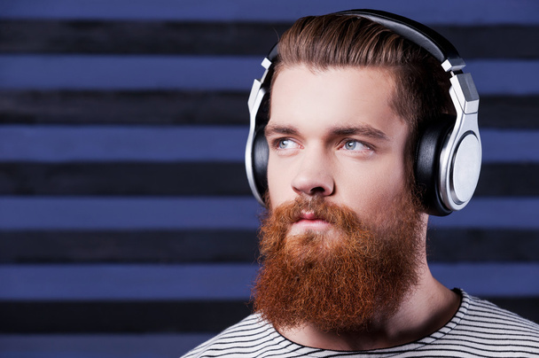 Bearded man in headphones - Φωτογραφία, εικόνα
