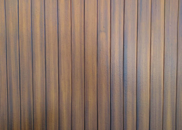 Bruine houten muur in een huis. Achtergrond van houten patroonwand. - Foto, afbeelding