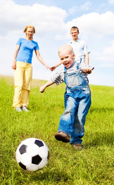 Family playing football - Foto, imagen
