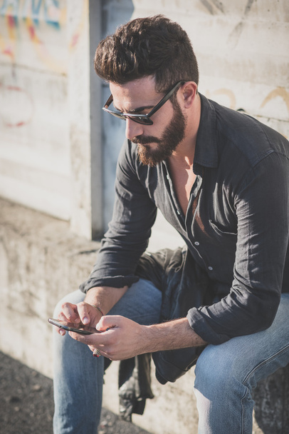 akıllı telefon kullanan genç yakışıklı çekici sakallı model adam - Fotoğraf, Görsel