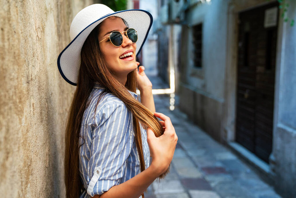 Happy young woman having fun on city street during summer vacation - Foto, Imagem