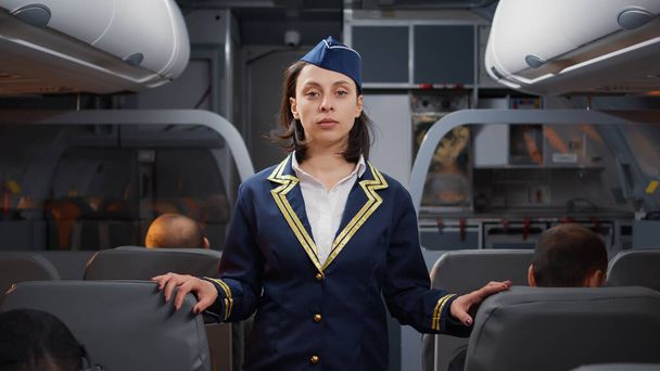 航空制服搭乗員における女性スチュワーデスの肖像 - 写真・画像