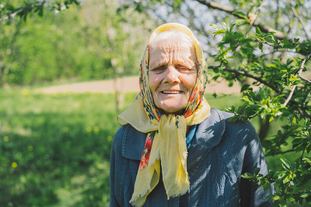 Muotokuva vanha onnellinen nainen keltainen huivi. - Valokuva, kuva