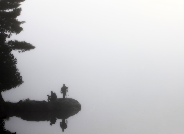 Sillouette Fotógrafos na névoa
 - Foto, Imagem