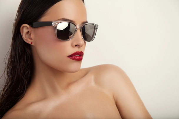 красные губы и солнечные очки
 - Фото, изображение