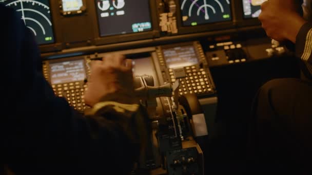 Ilma-aluksen kapteeni komennossa kuristusmoottorin kahva lentoonlähtöön - Materiaali, video