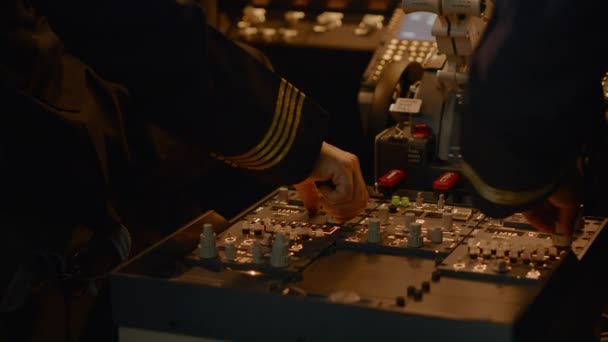 Vliegtuigbemanningsleden die zich voorbereiden op een vlucht met dashboard - Video