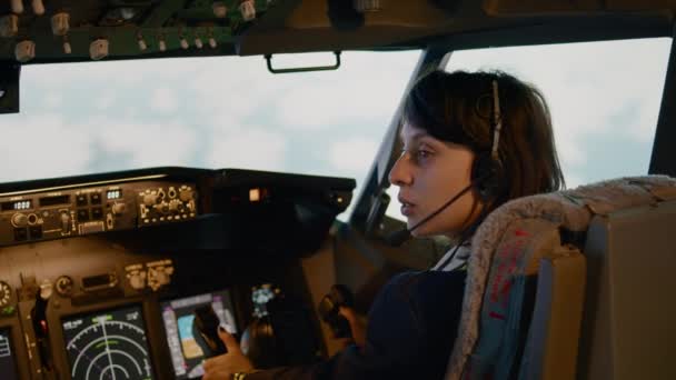 Copiloto mujer usando el comando del panel de control en la cabina del capitán - Metraje, vídeo
