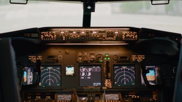 Ei ihmisiä tyhjässä lentokoneen ohjaamossa virtapainikkeilla - Materiaali, video