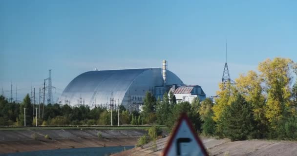 Sarcofago Chernobyl, quarto reattore, rifugio. hangar di metallo, vista da un autobus in movimento in un tour - Filmati, video