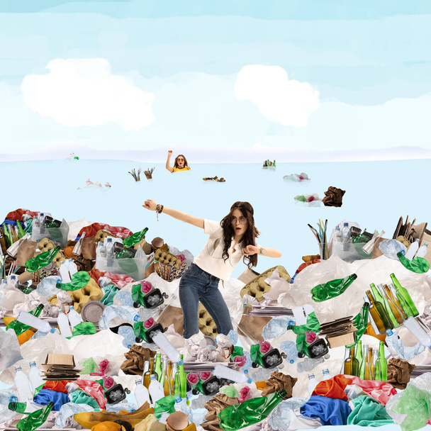 Koláž současného umění. Koncepční obraz dvou mladých dívek obklopených spoustou odpadků, plastových lahví. Znečištění životního prostředí nerecyklovatelnými materiály - Fotografie, Obrázek
