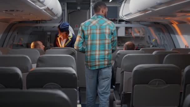 Diverse groep toeristen vliegen in economy class per vliegtuig - Video