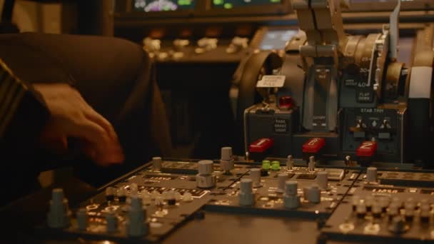Capitán de tripulación de vuelo encendiendo los botones de encendido para despegar con el avión - Metraje, vídeo