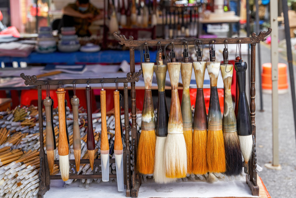 Close-up van diverse traditionele Chinese penselen die op de markt worden verkocht - Foto, afbeelding