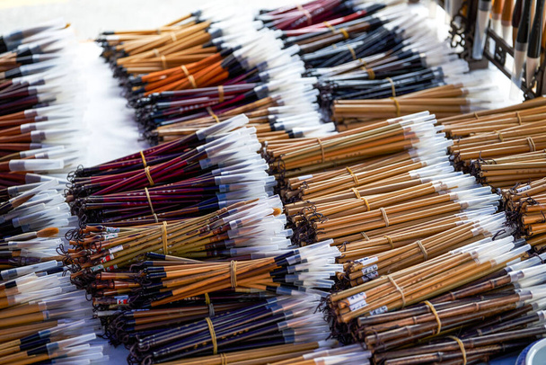 Gros plan sur diverses brosses traditionnelles chinoises vendues sur le marché - Photo, image