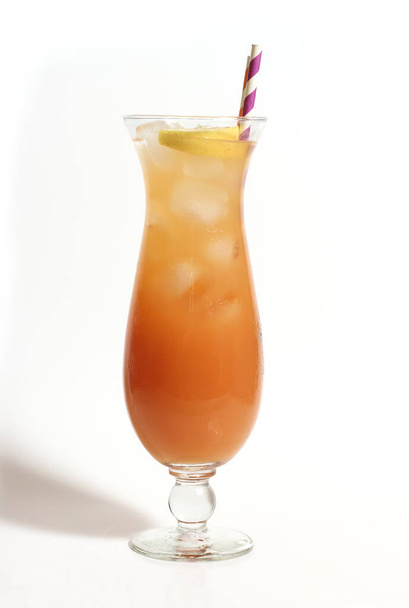 Bebida tropical del huracán en fondo blanco con el jugo de naranja y el jugo de la piña - Foto, Imagen