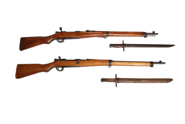 Two Versions on Japanese Arisaka Rifle of WW2 (em inglês). Top é o modelo inicial e inferior é o último modelo de vala de guerra tardia - Foto, Imagem