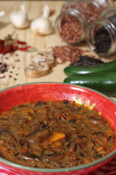 Houbová a papriková polévka s divokou rýží. Směs sladké papriky Bell a Mírné Jalapenos - Fotografie, Obrázek