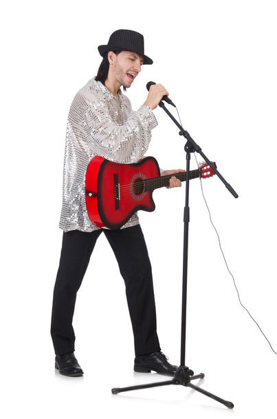 Mann spielt Gitarre und singt isoliert auf weißem Grund - Foto, Bild