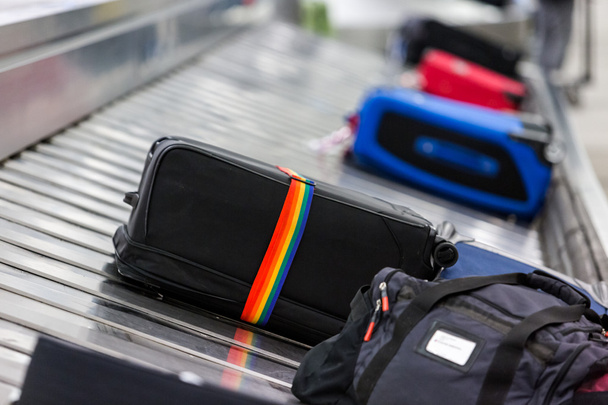 Afhalen van bagage na de vlucht - Foto, afbeelding