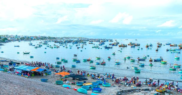 Marché aux poissons de Mui Ne vu d'en haut, le marché du matin dans un village de pêcheurs côtier pour acheter et vendre des fruits de mer pour les provinces centrales du Vietnam - Photo, image