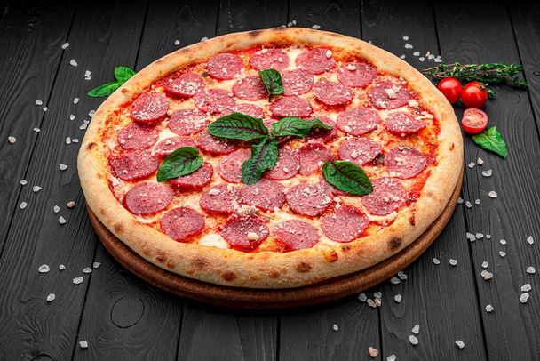 Włoska pizza pepperoni z salami. Pyszne tradycyjne włoskie jedzenie - Zdjęcie, obraz