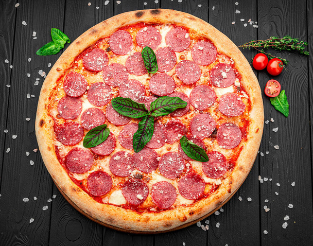 Olasz pizza pepperoni szalámival. Ízletes hagyományos olasz ételek - Fotó, kép