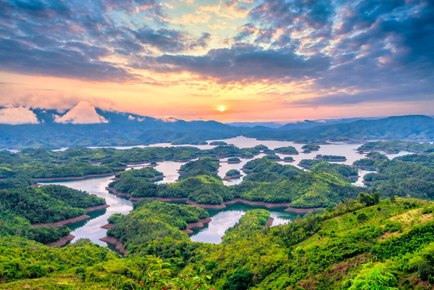 Озеро Та Дунг видно сверху с мирным фоном восхода солнца. Это большое гидроэлектрическое озеро в Центральном нагорье Вьетнама - Фото, изображение