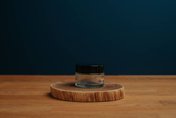 Rebanada de madera con frasco vacío para la presentación de cosméticos - Foto, imagen
