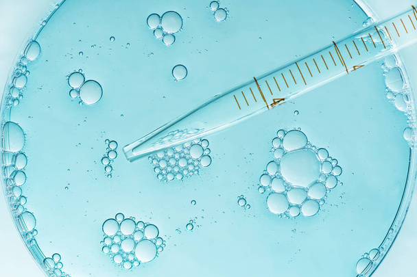 Placa de Petri de laboratorio con líquido y pipeta. Resumen del concepto de investigación científica. - Foto, Imagen
