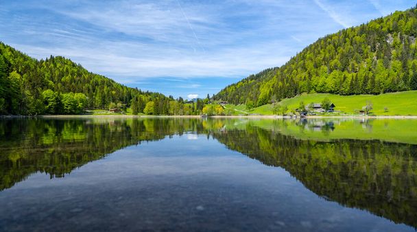 Tájkép tükröződik az idilli Hintersteiner See Tirol, Ausztria. Európa - Fotó, kép