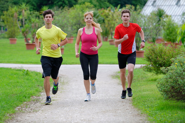 Skupina sportovců běhání - Fotografie, Obrázek