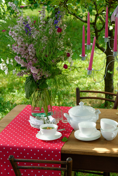 mesa servida con platos al aire libre
 - Foto, Imagen