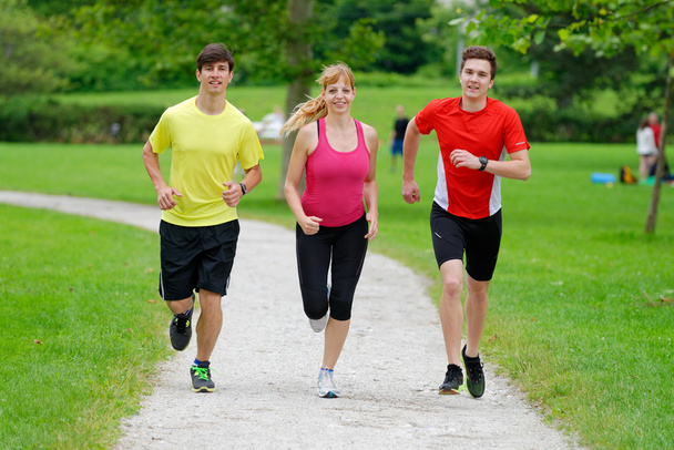 Groupe d'athlètes jogging
 - Photo, image