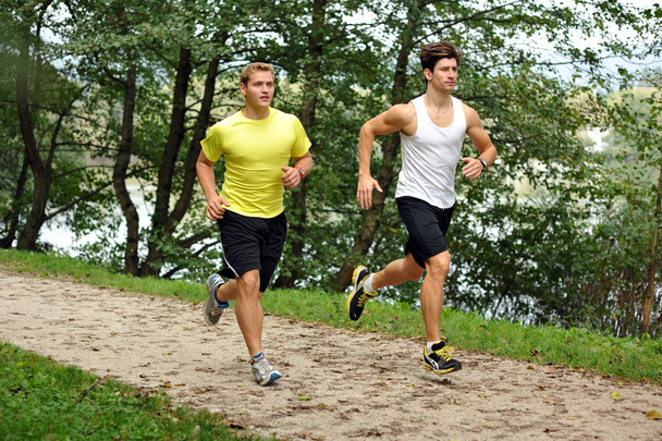 Dois jovens atletas correndo
 - Foto, Imagem