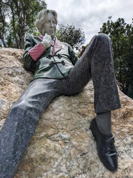 DUBLIN, IRELAND - MAY 21, 2022: Statue of Oscar Wilde at Merrion Square at Dublin, Ireland. - Photo, image