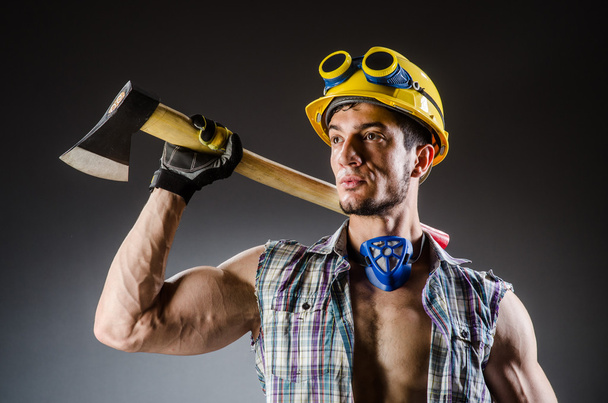 Ripped constructor muscular hombre con herramientas - Foto, imagen