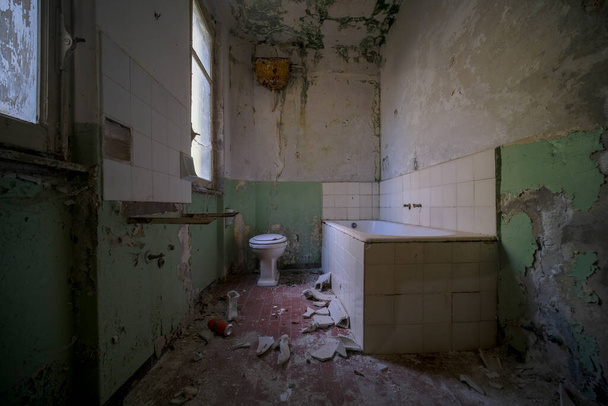 放棄された児童養護施設のシャワーとトイレ。高品質の写真 - 写真・画像