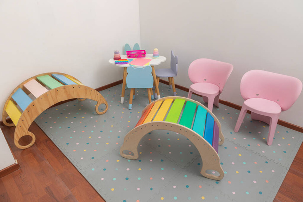 lasten vapaa-ajanviettoalue pediatrisessa toimistossa pöydillä, tuoleilla ja peleillä - Valokuva, kuva