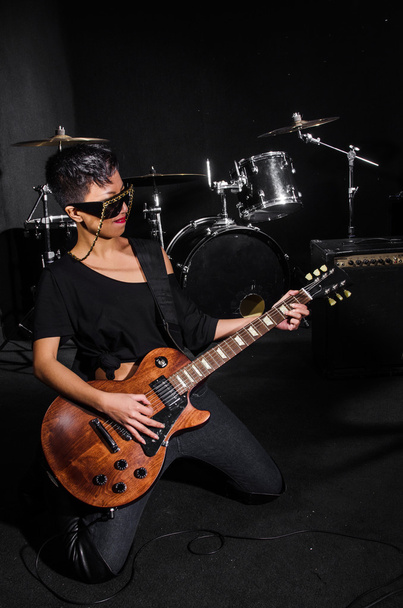 жінка грає гітара
 - Фото, зображення
