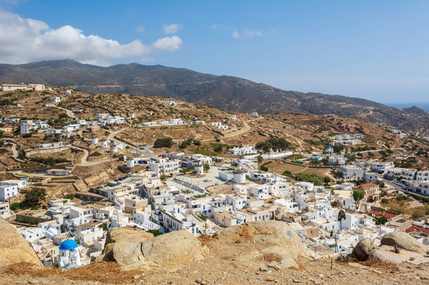 イオスのコラの町。イオス島はエーゲ海で人気のある観光地です。ギリシャのキクラデス諸島 - 写真・画像